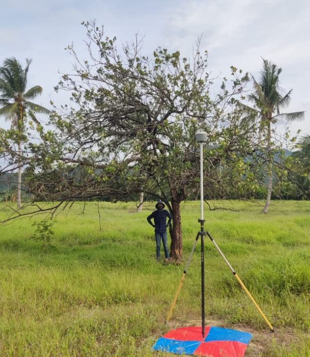 Kegiatan survei pemetaan udara di Desa Wia Wia, Kolaka Timur, yang merekam lanskap desa dan keharmonisan budaya masyarakat lokal.